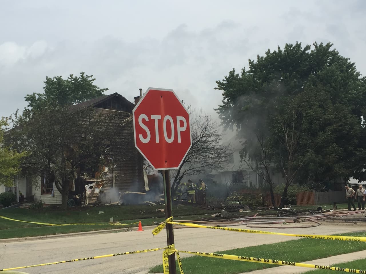 Cuadrillas de emergencia responden a accidente aéreo ocurrido en Plainfield, Illinois donde este jueves se cayó una avioneta en una casa.