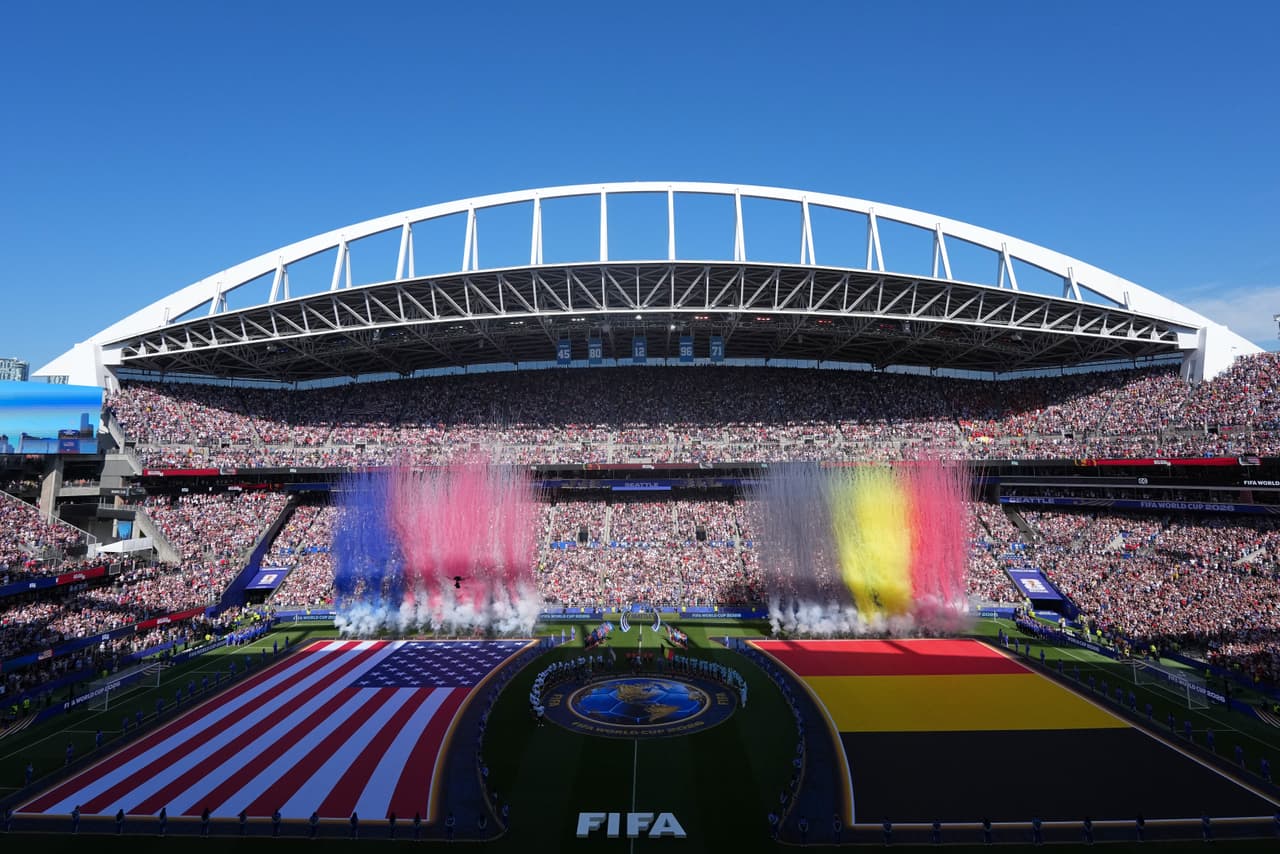Los equipos se alinean para los himnos nacionales antes del partido de octavos de final de la Copa del Mundo de fútbol entre Estados Unidos y Bélgica en Seattle, el lunes 6 de julio de 2026.