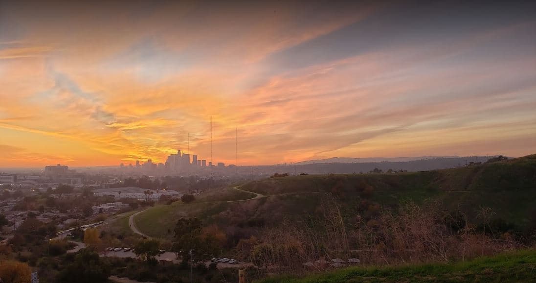 <b>Ascot Hills Park</b>
<br>Este mirador es una gema escondida de Los Ángeles. Es un destino ideal para hacer una merienda y hasta para una caminata romántica. Está abierto al público desde las 7:00 a.m. a 8:00 p.m.