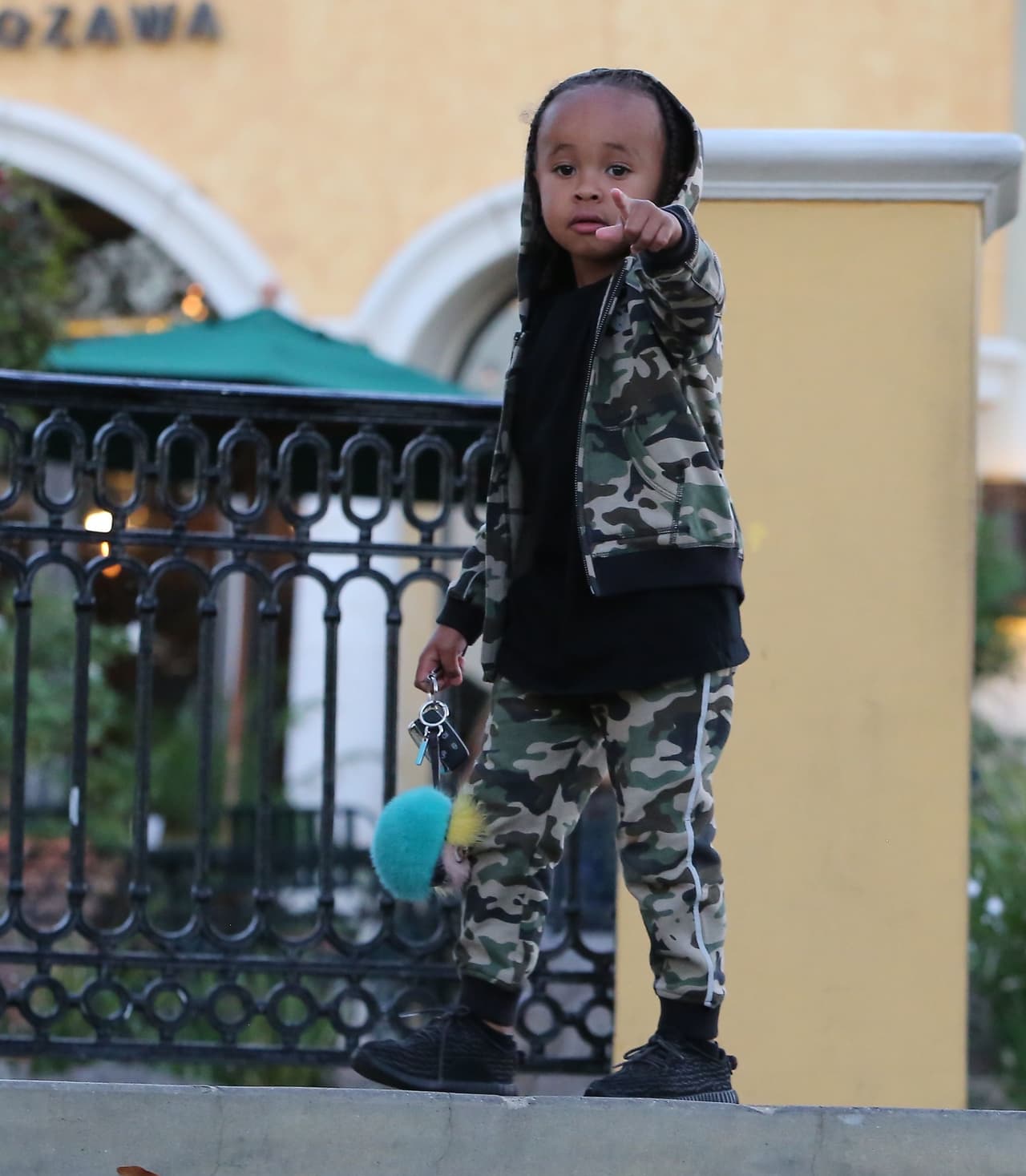 El adorable nene señalando las cámaras.