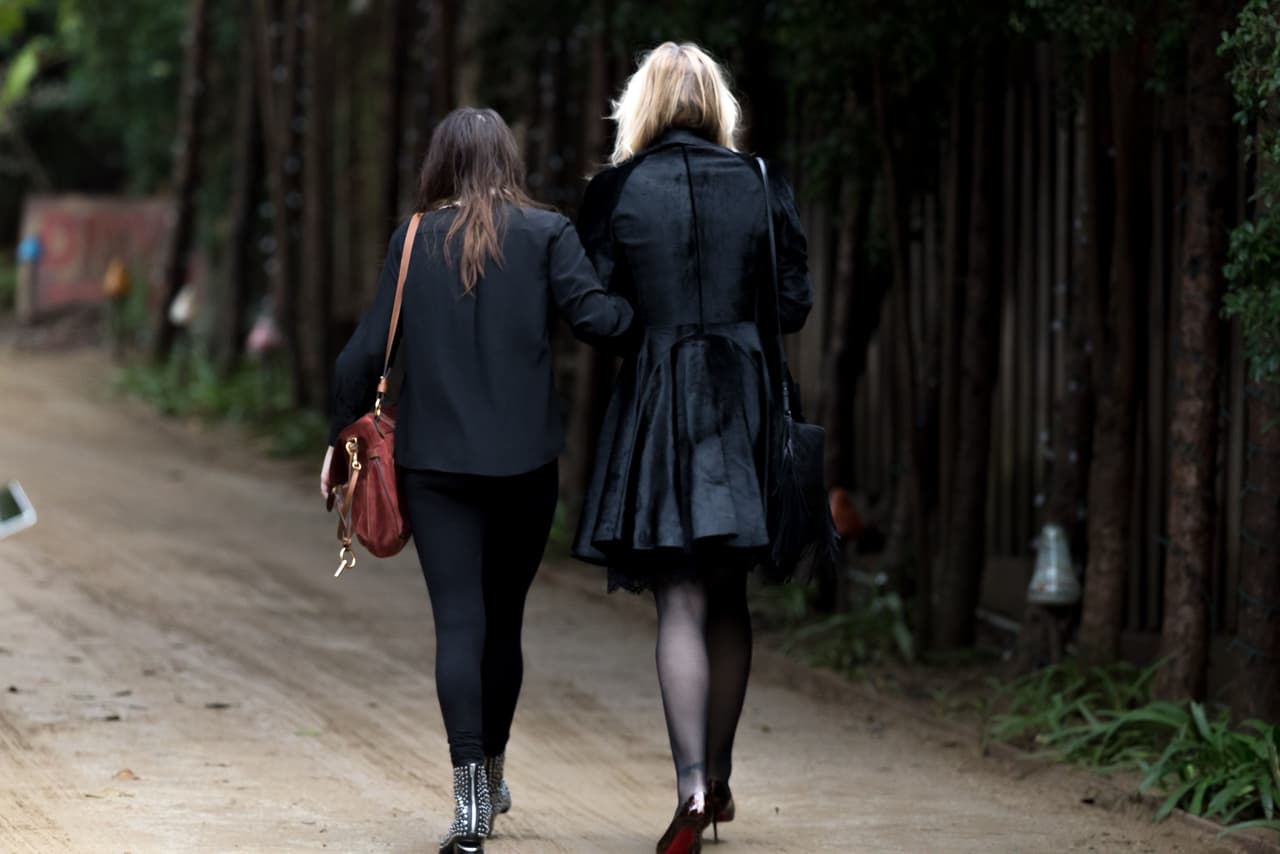 Courtney Love y su hija Frances Kobain caminaron hacia la casa en la cual Todd Fisher y su sobrina Billie Lourd les estaban esperando.