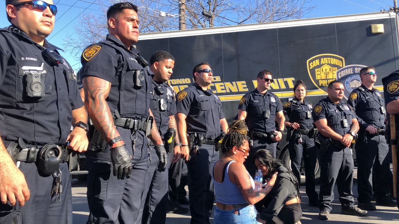 <a href="https://www.univision.com/local/san-antonio-kwex/comunidad-enardecida-confronta-a-la-policia-luego-de-que-mataran-a-un-hispano-todo-quedo-en-video-video" target="_blank">Kevin Johnson</a>, de 27 años en San Antonio, murió a manos de la policía. El hombre recibió nueve disparos. 
<br>
<br>Johnson iba a ser detenido por las autoridades cuando, supuestamente, sacó un arma de su cintura. Tres agentes de la policía de San Antonio dispararon a matar. 
<br>
<br>Aquí algunos consejos de la Unión Estadounidense por las Libertades Civiles (ACLU) sobre lo que no debes hacer si un policía te detiene.