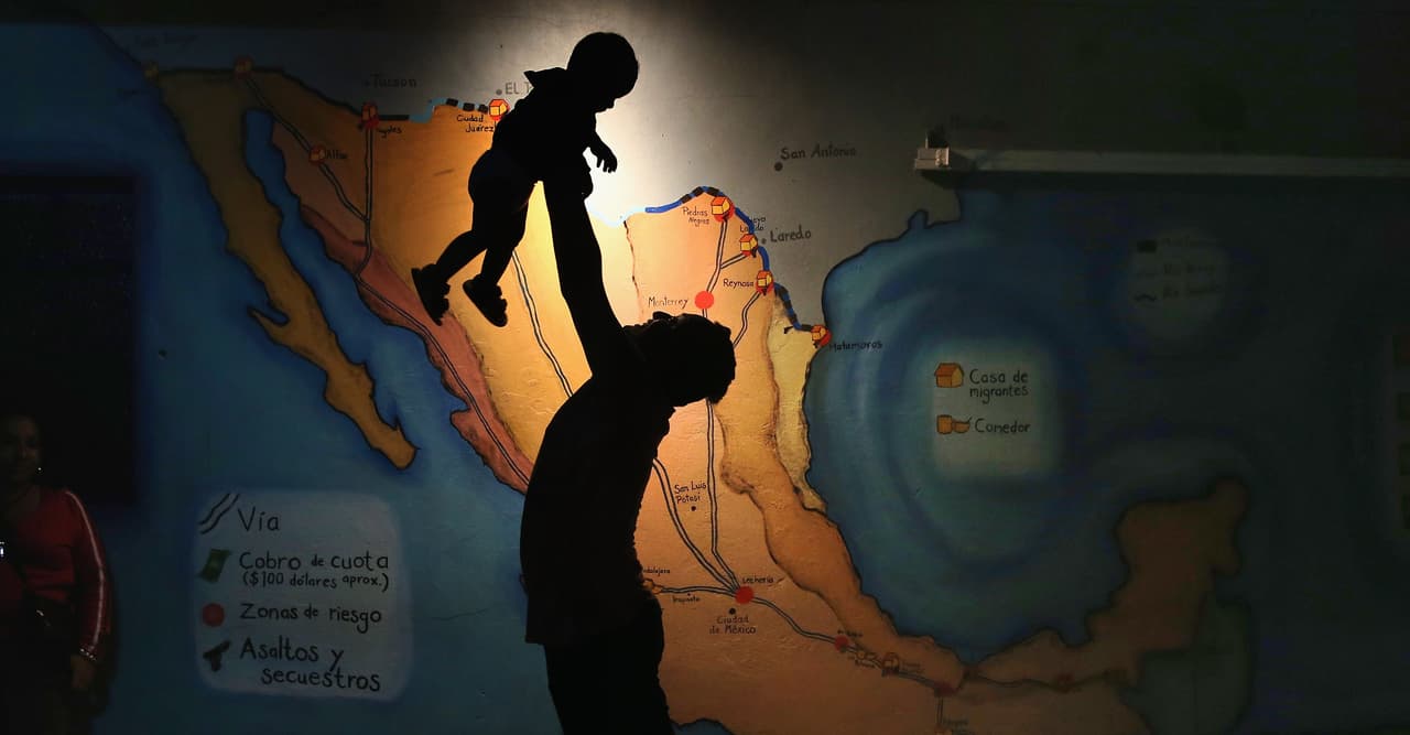 Video: Dos hombres tatúan en la frente de un adolescente "soy un ladrón" como castigo por haberles intentado robar