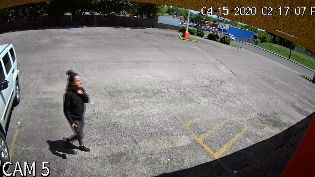 El 15 de junio se dio a conocer un 
<b><a href="https://www.univision.com/local/houston-kxln/vanessa-guillen-video-capta-a-la-soldada-hispana-de-houston-en-un-restaurante-una-semana-antes-de-desaparecer">video </a></b>que muestraba a la soldado Vanessa Guillen en un restaurante que visitaba con frecuencia cerca de la base militar de Fort Hood, donde fue vista por última vez.