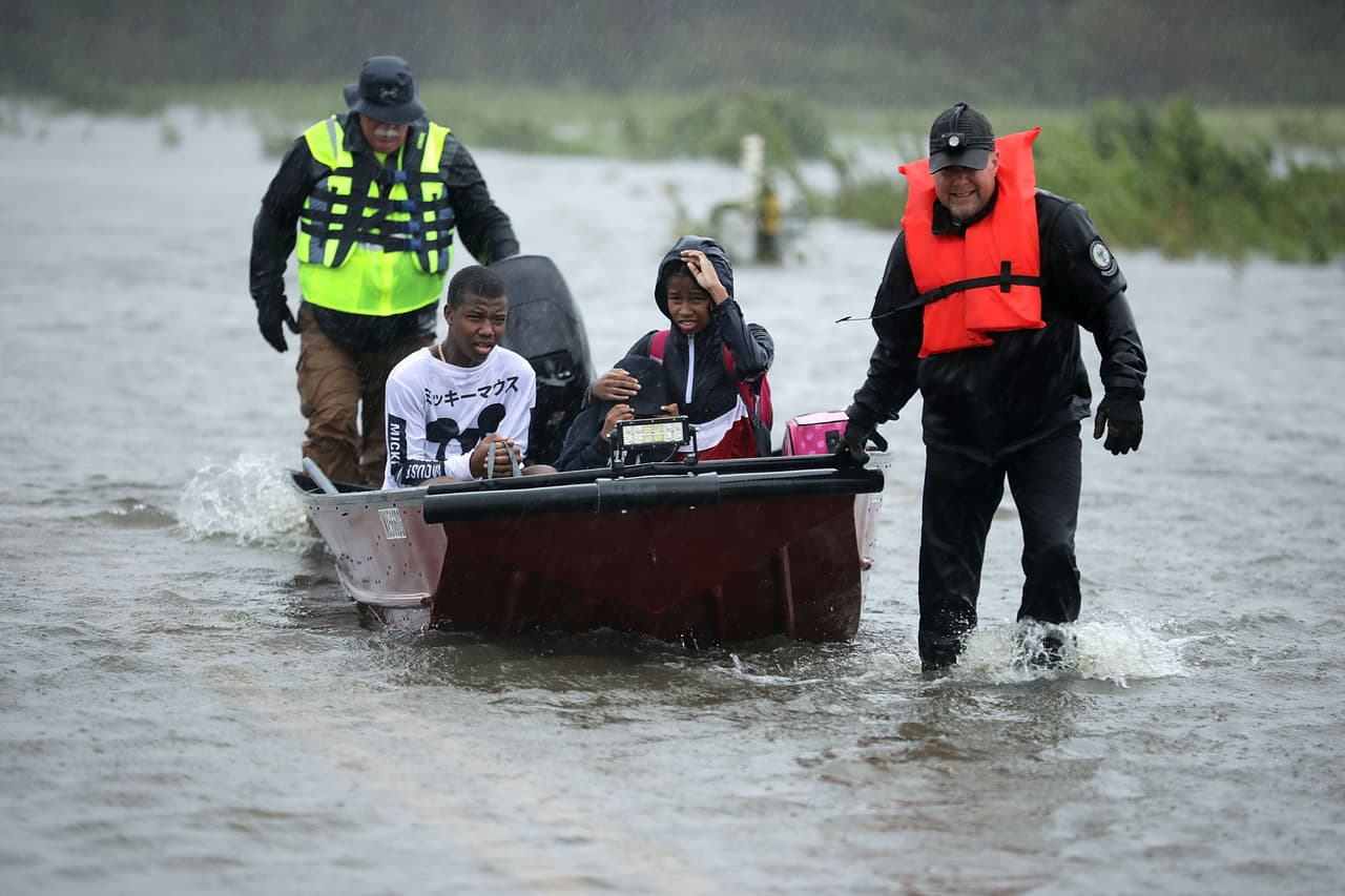 Se estima que los remanentes de la tormenta permanecerán en zonas del este de EEUU incluso hasta la semana que viene. La fotografía es de las inundaciones en James City, Carolina del Norte.