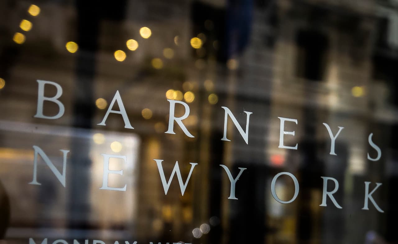 La icónica y lujosa tienda por departamentos 
<b>Barneys New York</b> anunció su bancarrota esta semana y con ello la liquidación total de su inventario para seguir con el cierre permanente de sus tiendas.