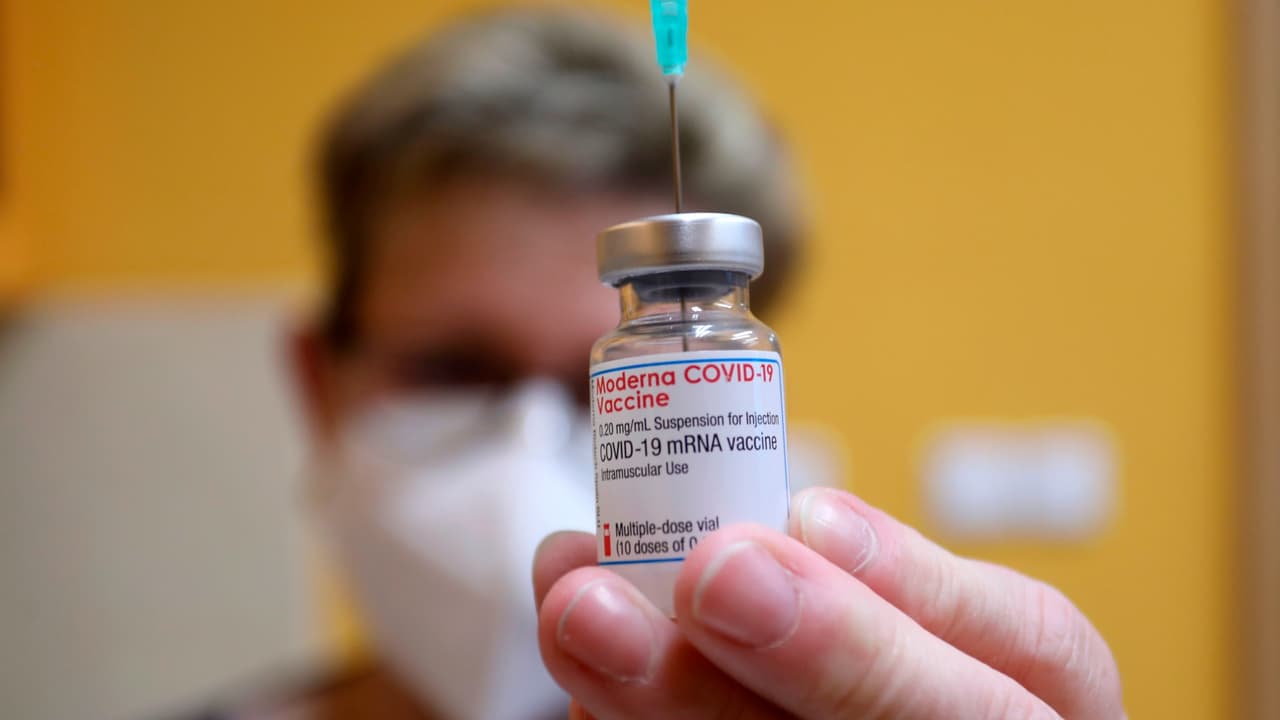 ¿En qué consiste el 'mix and match' de vacunas recién aprobado por la FDA? Un médico nos explica