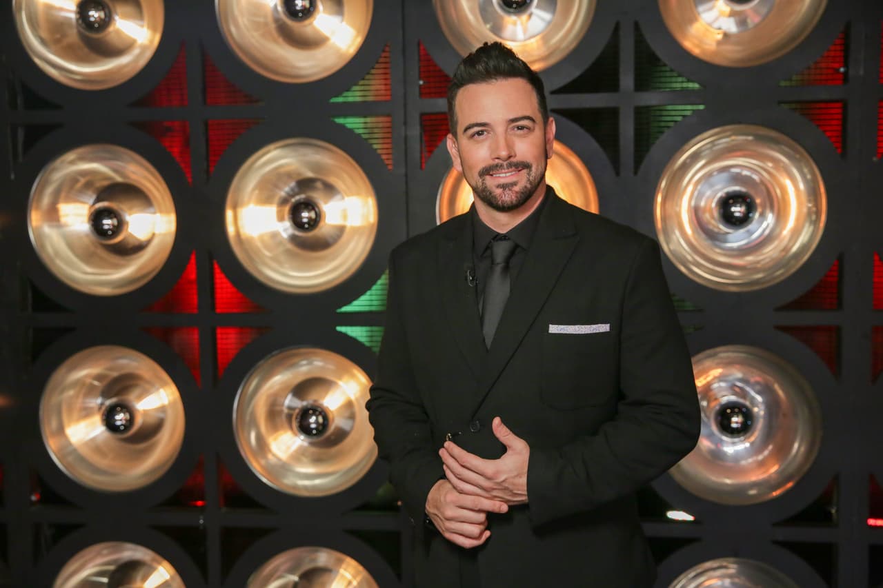 Mane de la Parra, su compañero en la conducción, también estuvo muy elegante.