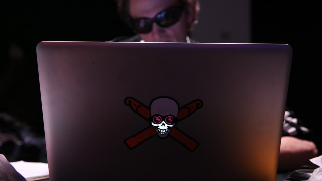 “Se hacen pasar como niñas” para extorsionar a adolescentes: FBI alerta aumento de víctimas por ‘sextorsión’