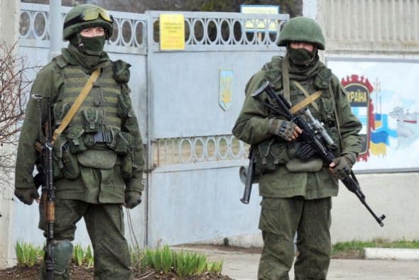 En la segunda ciudad rusa, San Petersburgo, también comenzó una manifestación contraria a la intervención armada rusa en Crimea.