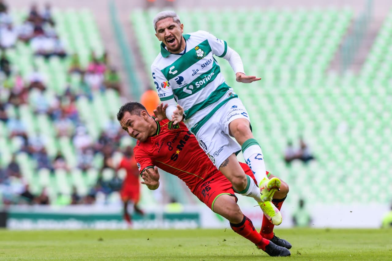 A Diego Valdés le molestó salir de cambio y tuvo un altercado con el entrenador Guillermo Almada.