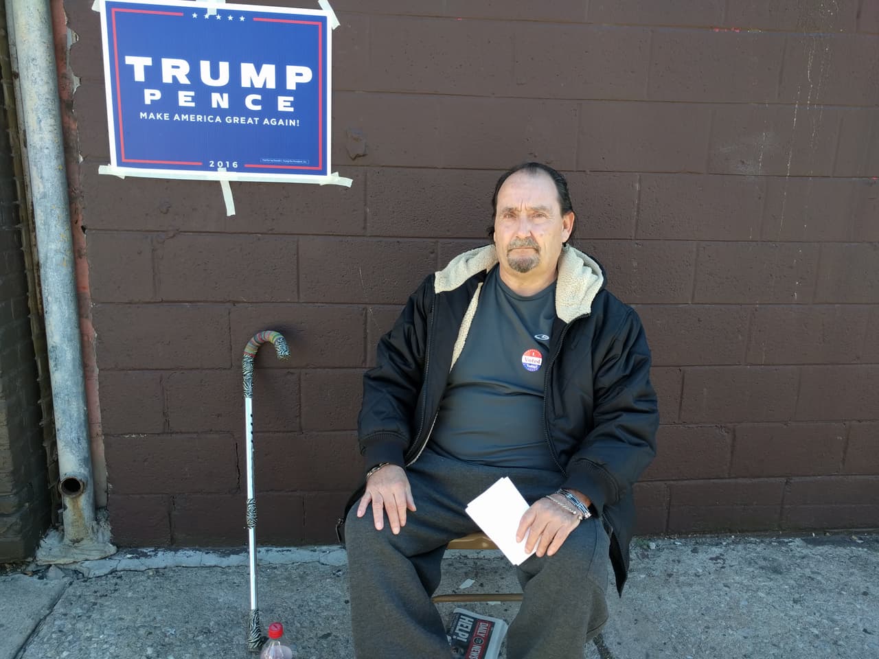 Un voluntario de la campaña de Trump reparte folletos afuera de un centro de votación en el sur de Filadelfia