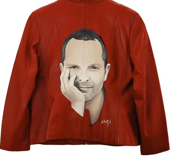 El rostro de otro talento de Pequeños Gigantes, Miguel Bosé, también ha sido plasmado por el artista, solo que en un jacket color rojo.