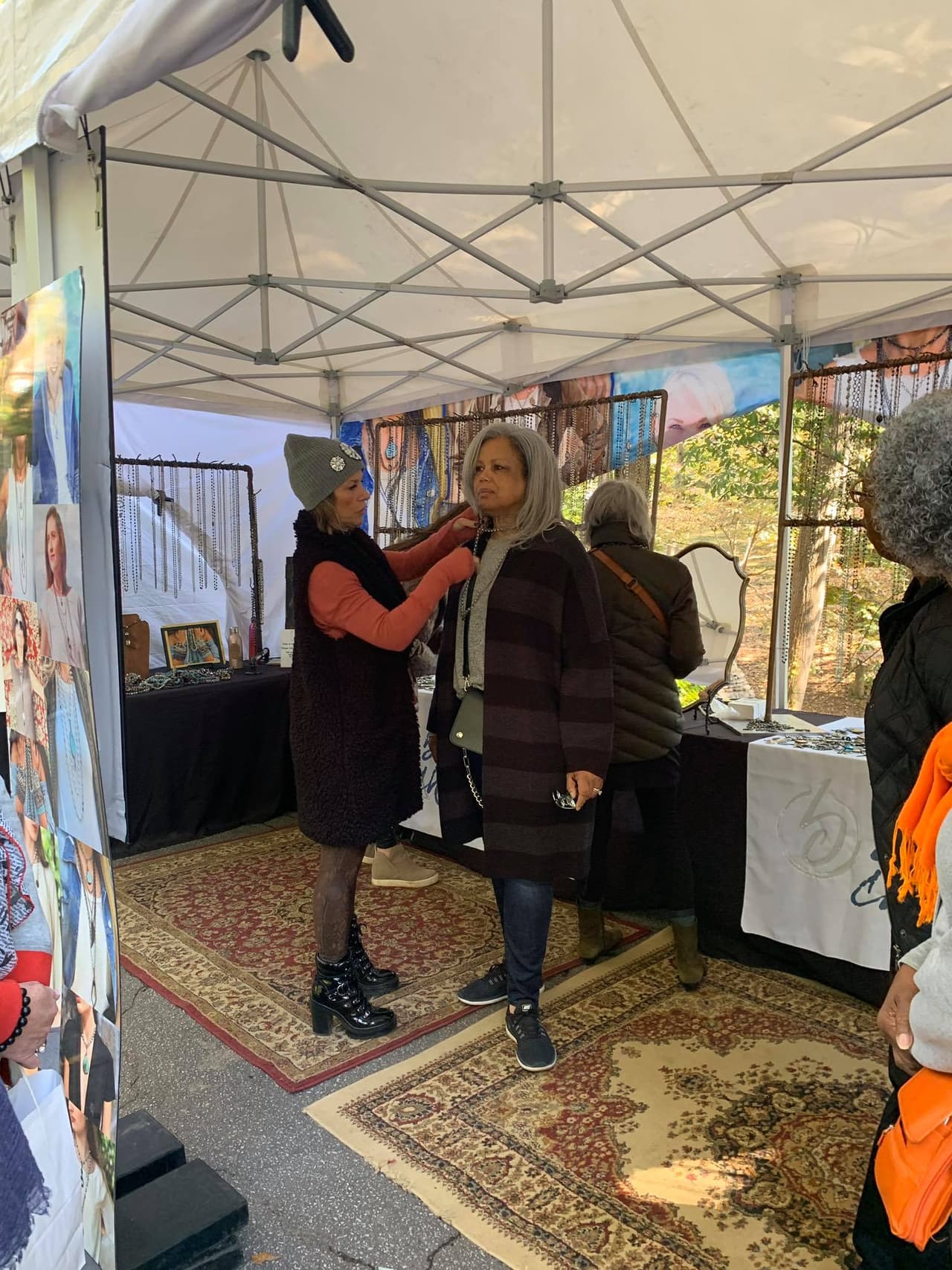 El festival permite a los artistas que tengan voz en la creación y operaciones a fin de crear un espectáculo que congrega a destacados artistas locales, regionales y nacionales.