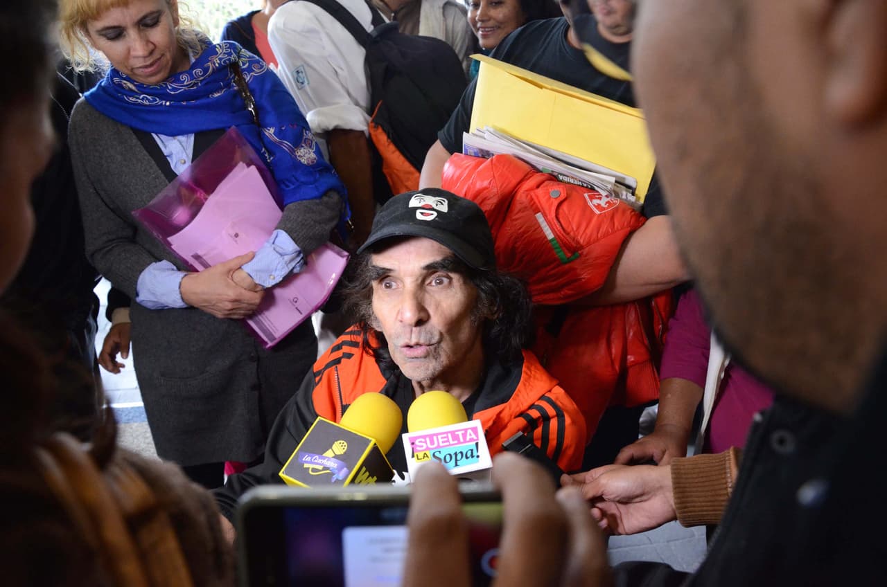 "Es muy triste lo que me pasa y pues como saben debo de estar en reposo, pues he sufrido dos infartos", dijo Cepillín a Notimex, quien en su momento confesó no tener recursos para pagar hoteles u otros servicios, por lo que en ese momento se encontraba en casa de su cuñado.