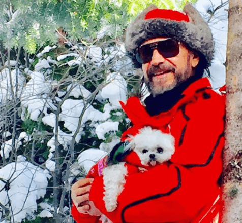 Cuando es posible, Marco Antonio se lleva a sus mascotas de viaje, como a su perrito 'Twinquie', que a decir del cantante es el consentido de la familia Solís.