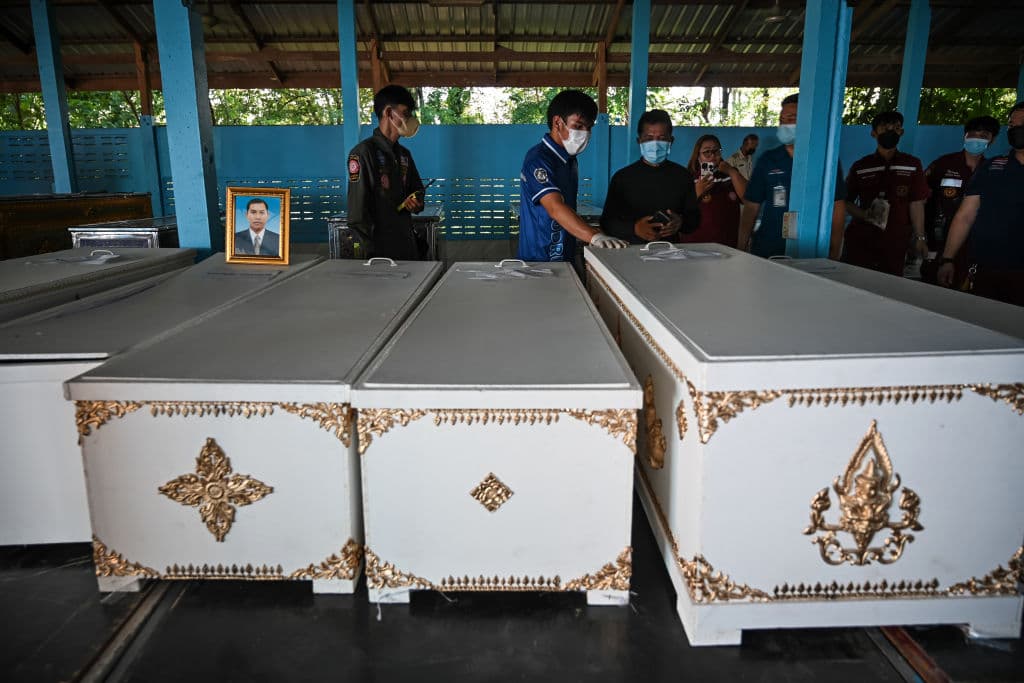 Entre los adultos fallecidos hay una maestra embarazada de 8 meses. 
<b>"Lloré hasta que no me quedaron lágrimas", dijo su marido, Seksan Sriraj.</b>