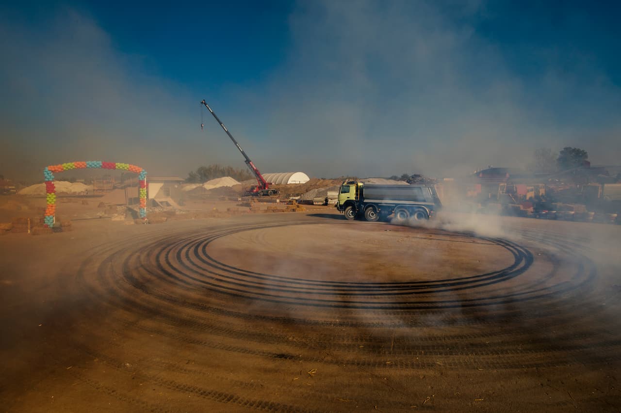 En el pasado vimos a Jean-Claude Van Damme abriéndose de piernas entre dos camiones en movimiento y en otro a un hámster operando el volante para comprobar la suavidad de su sistema de dirección.