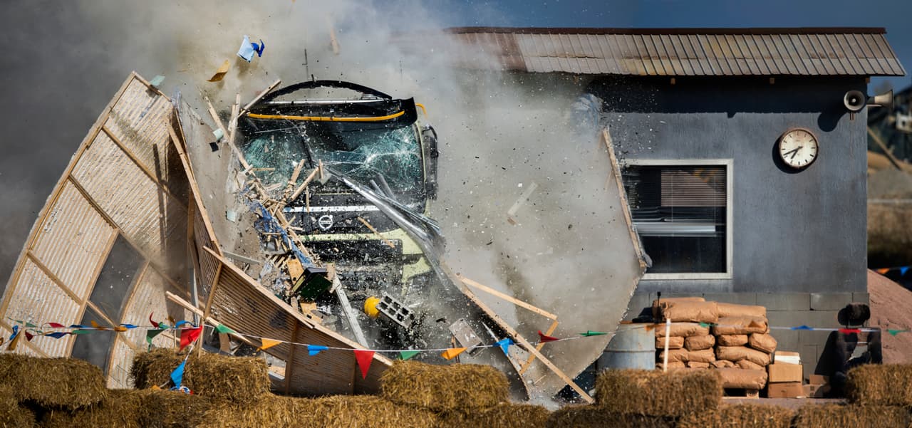 El FMX soportó atravesó sin problema el impacto a través de un edificio…