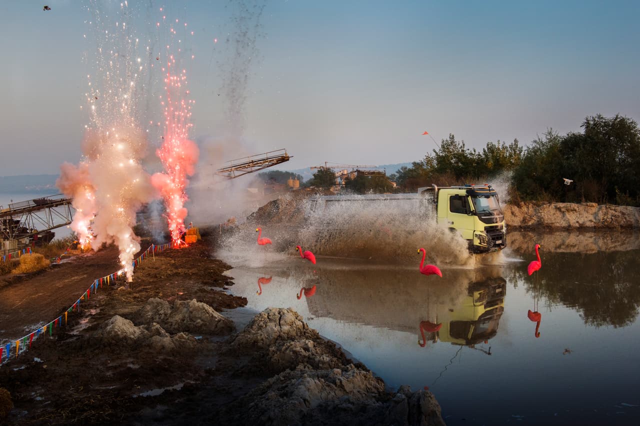Además de ser entretenido, este comercial cumple en transmitir la idea de que este camión puede soportar fácilmente labores diarias en una zona de construcción.