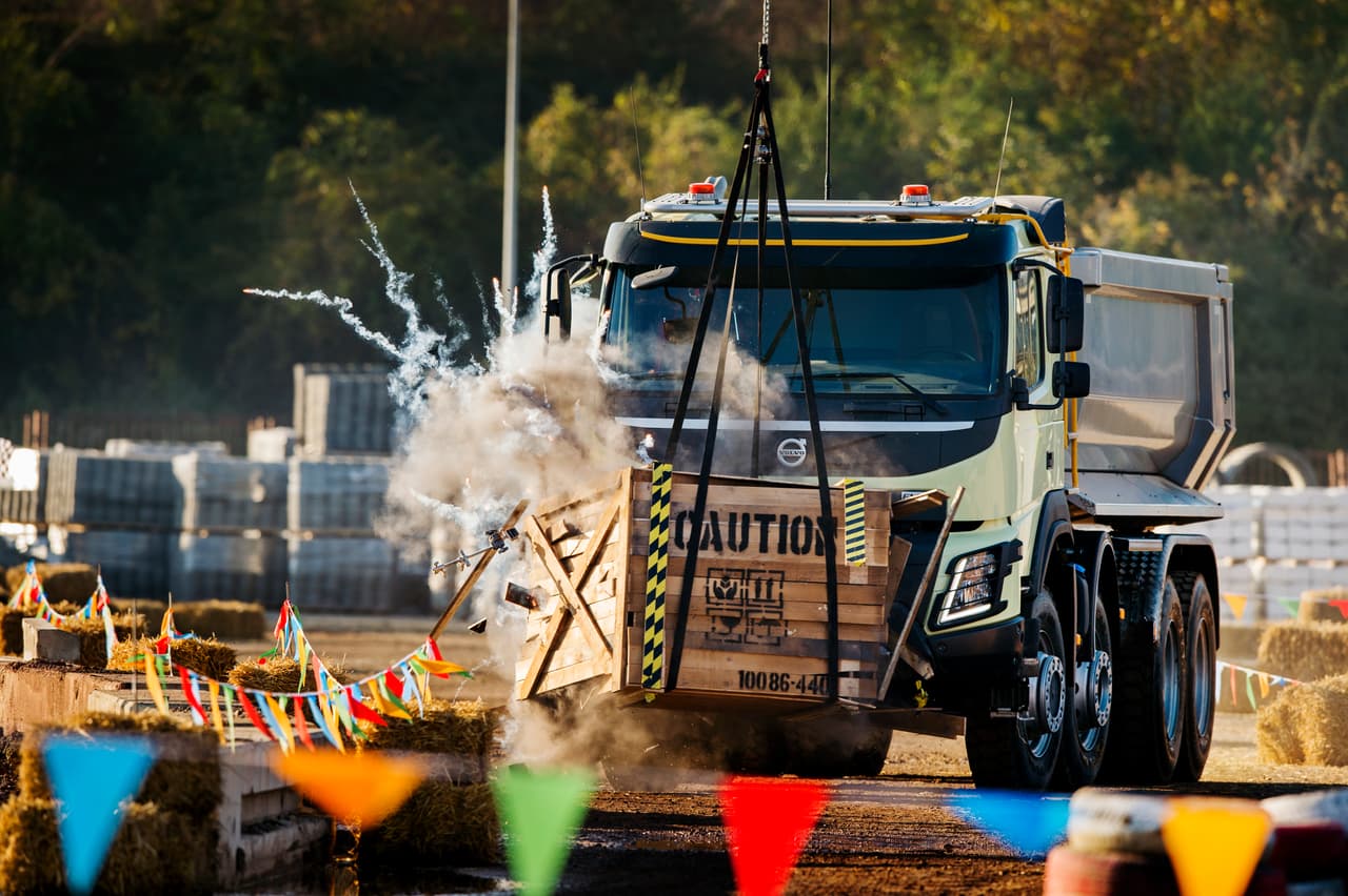 No hay de qué preocuparse por la seguridad de Sophie, ya que se instaló un sistema de control remoto para que ella pudiera controlar al camión desde una distancia segura a través de un circuito con obstáculos.