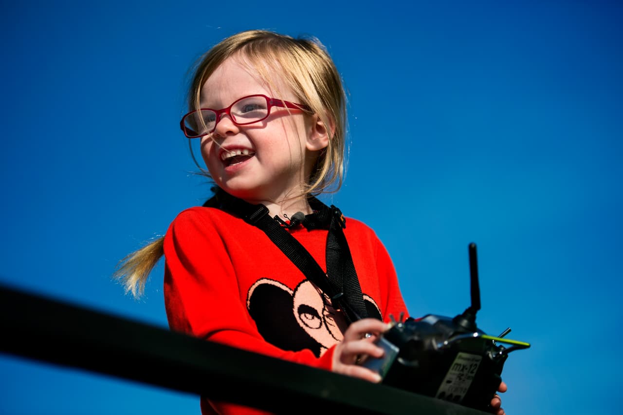 Se puede ver la emoción de la niña con reacciones son muy graciosas.