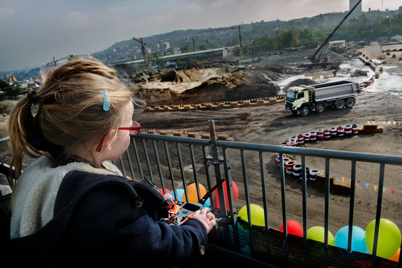 VIDEO: Niña de 4 años conduce un camión Volvo