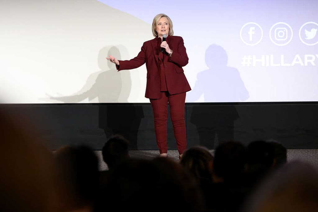 Por qué Hillary Clinton dejó de usar faldas tras un viaje a América Latina hace 27 años