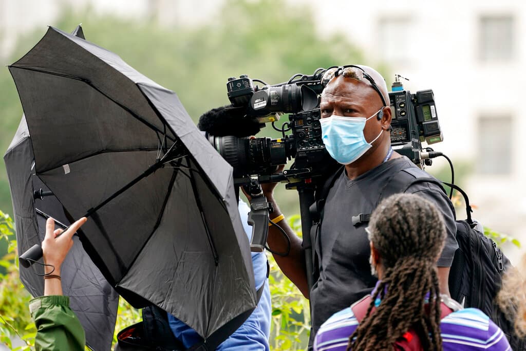 Los reporteros y camarógrafos en el terreno notaron que parecía haber una presencia más intensa de la policía y la prensa que los asistentes reales al mitin.