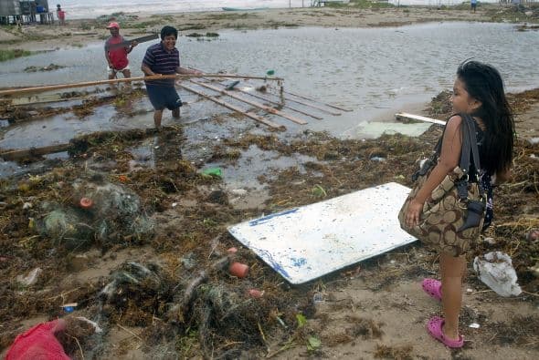 En Tabasco siguen las evacuaciones aunque hay quienes se niegan a dejar sus propiedades, pese a los riesgos.
