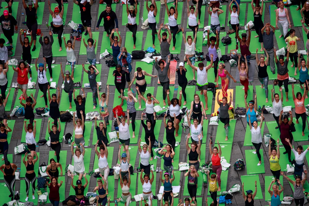 En Nueva York el solsticio de verano se celebra cada año con una masiva clase de yoga en Times Square (en la foto la edición de 2019). “Aunque no nos reuniremos en persona para el solsticio este año, todos continuamos necesitando concentración y centro”, dijeron los fundadores del evento en la 
<a href="https://www.timessquarenyc.org/seasonal-events/solstice-in-times-square"><u>invitación a la clase de 2020</u></a>, que será virtual para evitar la propagación del covid-19.
<br>