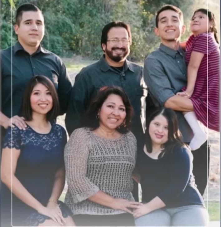 Cajas, quien es voluntaria en una organización que ayuda a niños de diferentes países con graves condiciones médicas, ha cuidado a 17 menores que necesitaban distintas cirugías. “Lo hacemos de corazón, porque no recibimos ninguna remuneración económica”, precisó la mujer que también cuida a su hija mayor, la cual padece Síndrome de Down. 
<br>