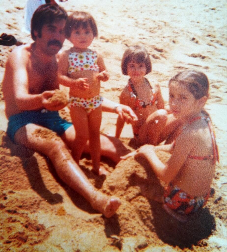 Aquí nuestra bella presentadora en una inolvidable postal familiar.