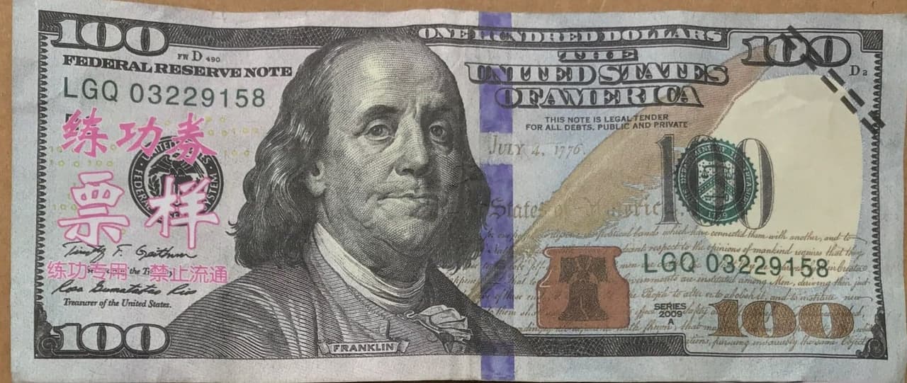 Algunos de los billetes que según las autoridades fueron utilizados durante las transacciones.