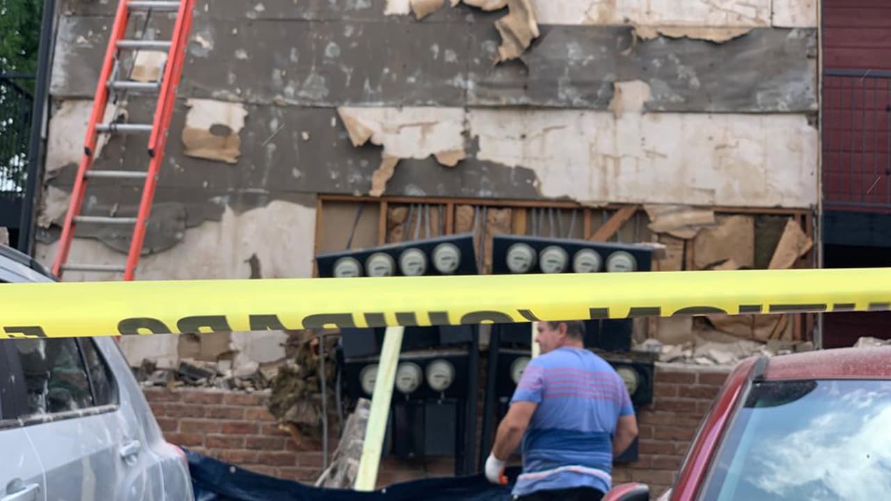 Los vecinos se despertaron por los fuertes ruidos a eso de las 3:00 am y al salir vieron que se habían desplomado los ladrillos de la pared de uno de los edificios.