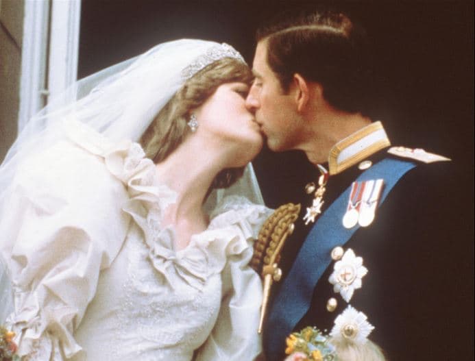 EN 2005, una réplica exacta del vestido de novia que lució Lady Di en su matrimonio con el príncipe Carlos en 1981, fue vendida en 180 mil dólares durante una subasta en Londres.