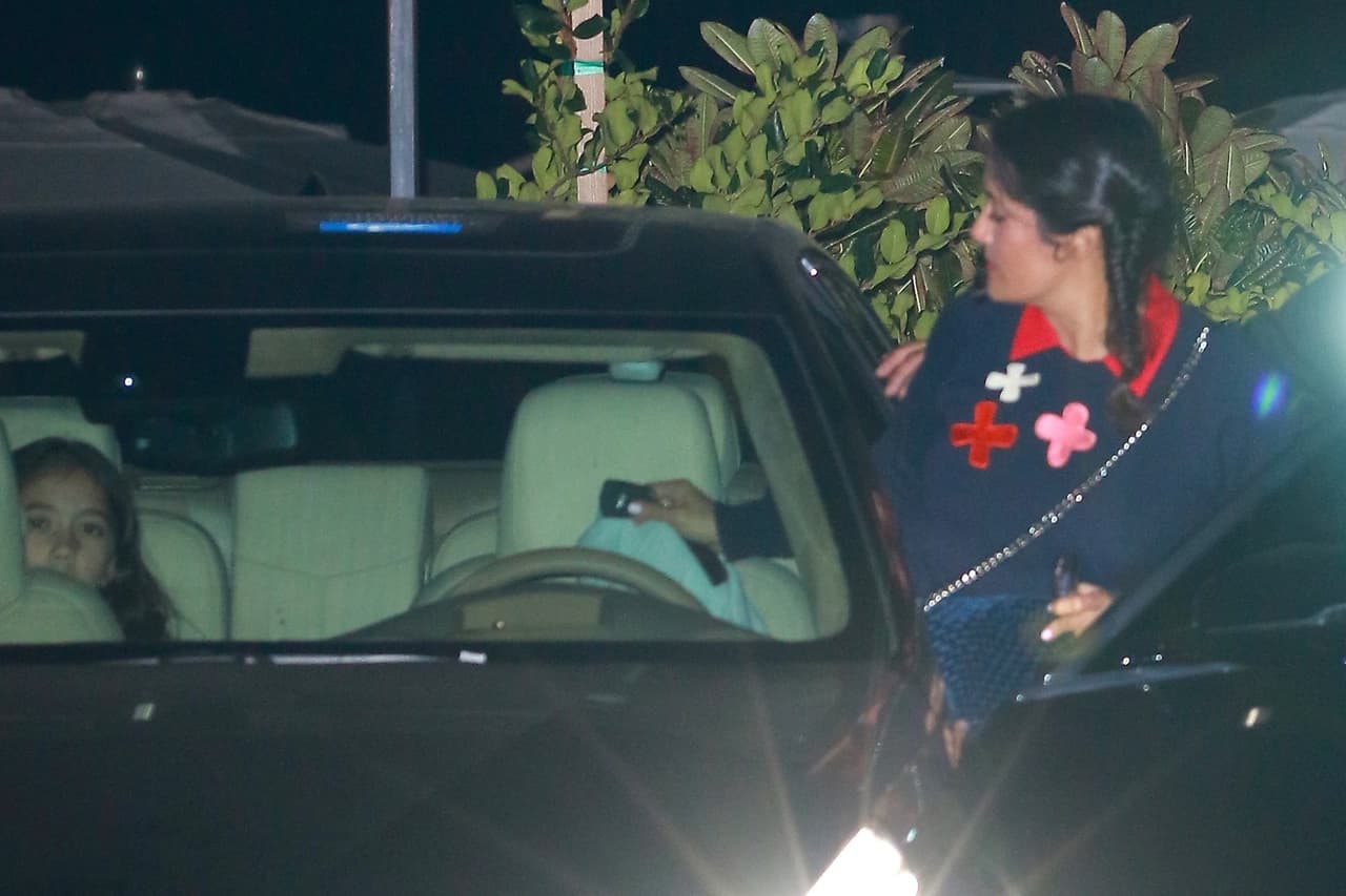 Salma llevaba unas trenzas que durante el día se hizo junto a su nena, como compartió en su cuenta de Instagram.