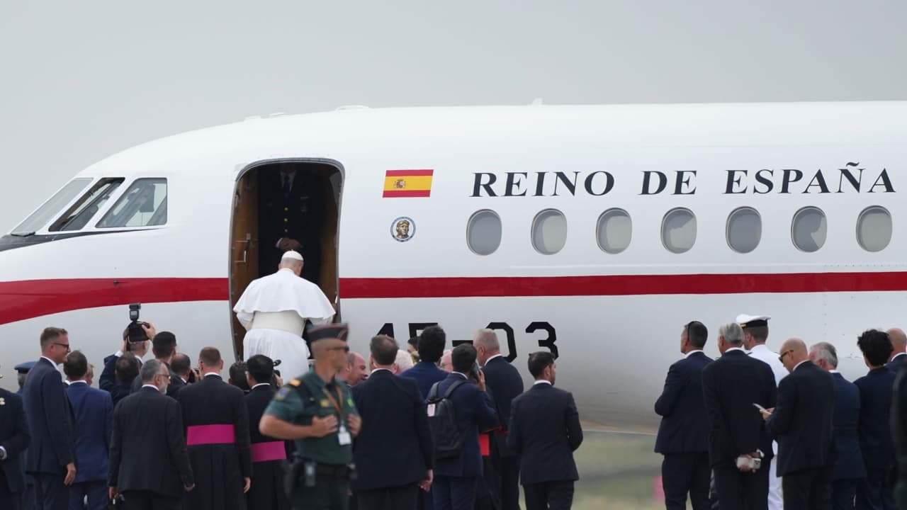 Crónica: Así fue la falla que llevó al papa León XIV a 'tomar prestado' avión del Rey de España para volver a Roma