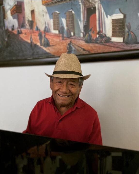 El testimonio de Luz Elena Villa coincide con el de María Elena Manzanero, hija del cantautor, quien el pasado viernes habló acerca del estado de salud de su padre.
<br>