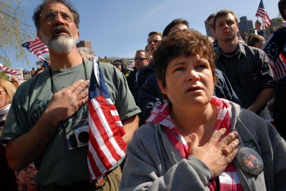 Las peticiones familiares pueden ser hechas por ciudadanos y residentes legales permanentes y ambos utilizan el mismo formulario, el I-130, que tiene un costo de trámite de $420. Esto no incluye la tarifa por los servicios de abogado especializado en temas de inmigración.