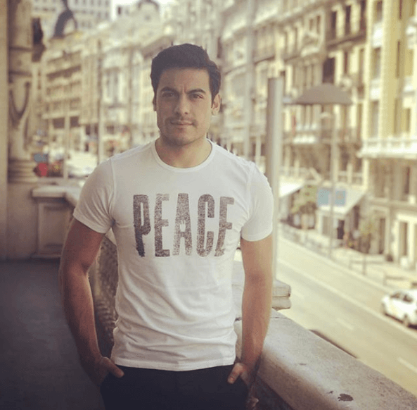 La carrera de Carlos fue en ascenso, así que tuvo su primera aparición en teatro musical como actor titular durante toda la temporada de la obra "Mamma Mía". Esto lo llevó a tener el reconocimiento de la Agrupación de Periodistas Teatrales (APT) en la categoría de Mejor Coactuación Masculina del Año.