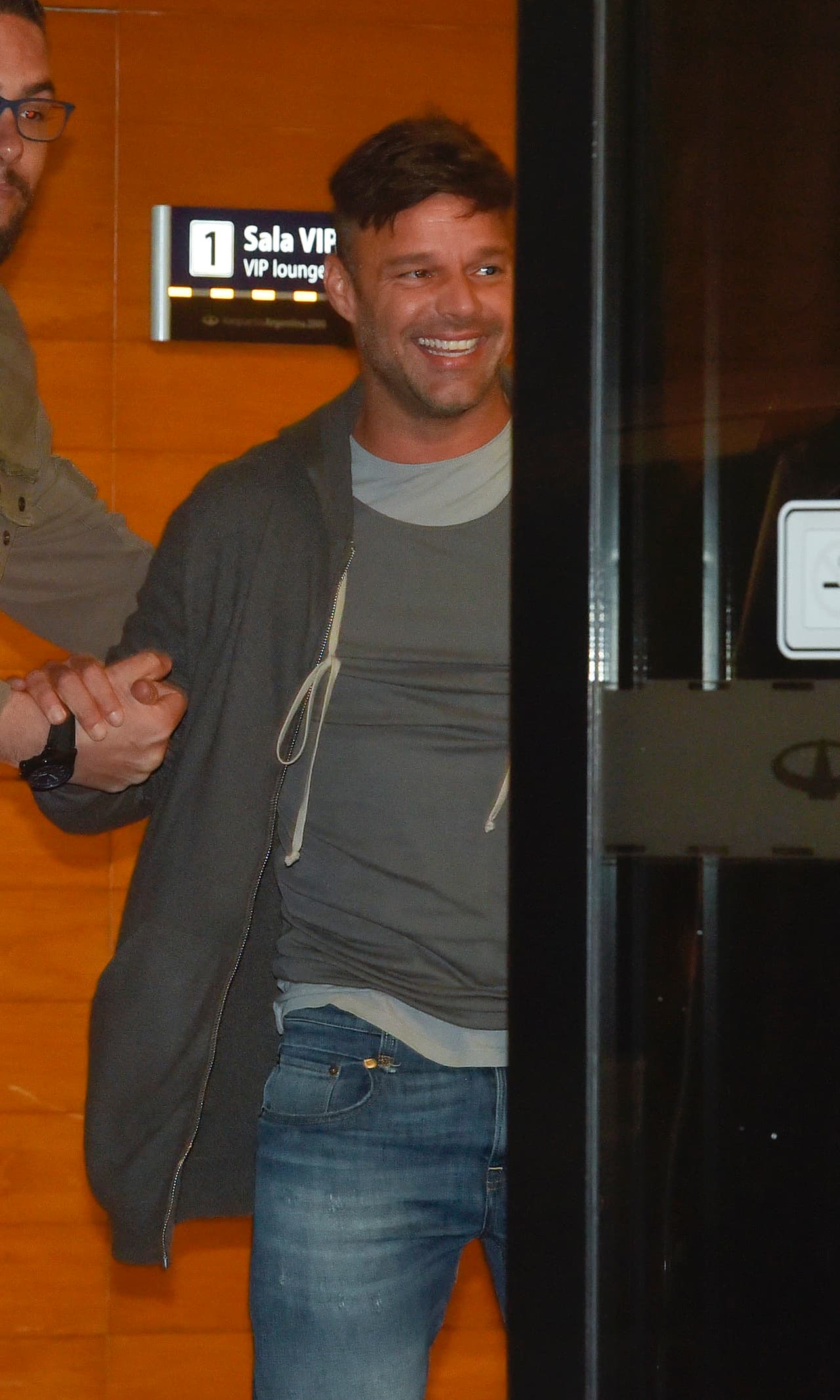 Pero, mostrando su humildad y gran carisma, Ricky les regaló la mejor de sus sonrisas.