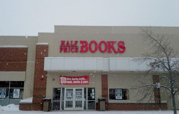 HALF PRICE BOOKS - Half Price Books da tarjetas de regalo gratis a los niños que lean libros este verano. Cuando los niños leen durante 300 minutos durante los dos meses de junio y julio, recibirán una tarjeta de $5 de regalo por mes para Half Price Books.