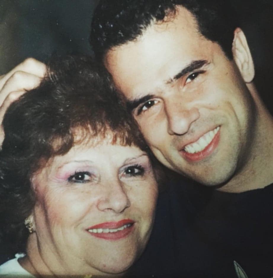 Marco Antonio Regil perdió a 
<b><a href="https://www.univision.com/famosos/marco-antonio-regil-despide-a-su-mama-con-emotivas-imagenes-fotos#f7f3ffe90001" target="_blank">su madre</a></b> el 15 de febrero de 2017 víctima de Alzheimer después de haber sufrido una agonía de dos semanas.