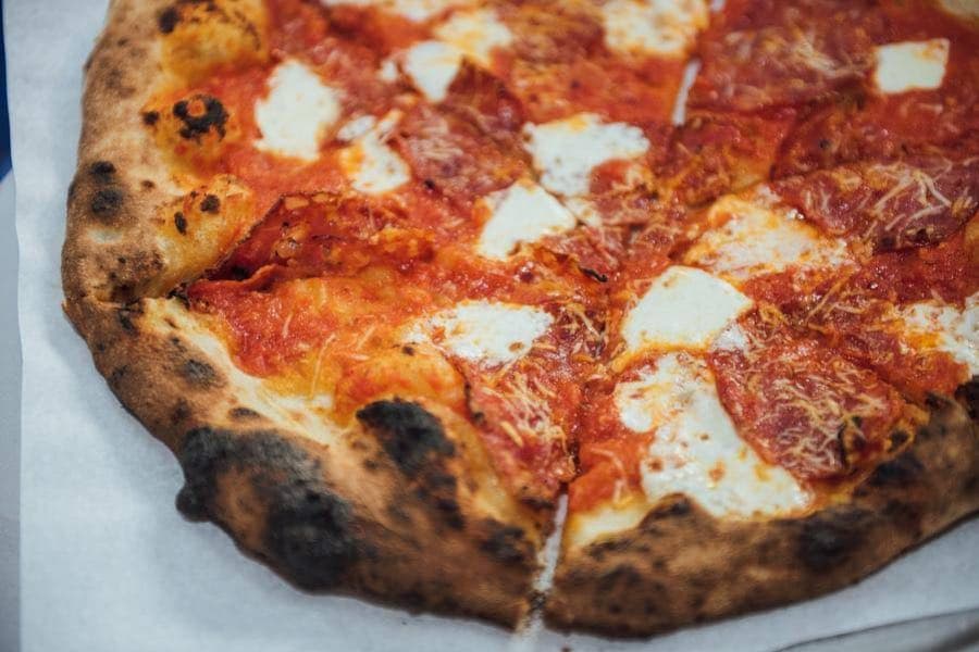 <b>Good Pizza</b>: En noviembre pasado, Good Pizza fue la operación más animada de Filadelfia. Es un proyecto apasionante dirigido por Ben Berman, que se mudó aquí para estudiar un posgrado. ¿Qué hace a Good Pizza diferente? Berman hornea 20 pasteles al estilo de Nueva York a la semana en su apartamento del centro de la ciudad y los regala. 🌐
<a href="https://www.goodpizzaphl.com/" target="_blank"> goodpizzaphl.com</a>,