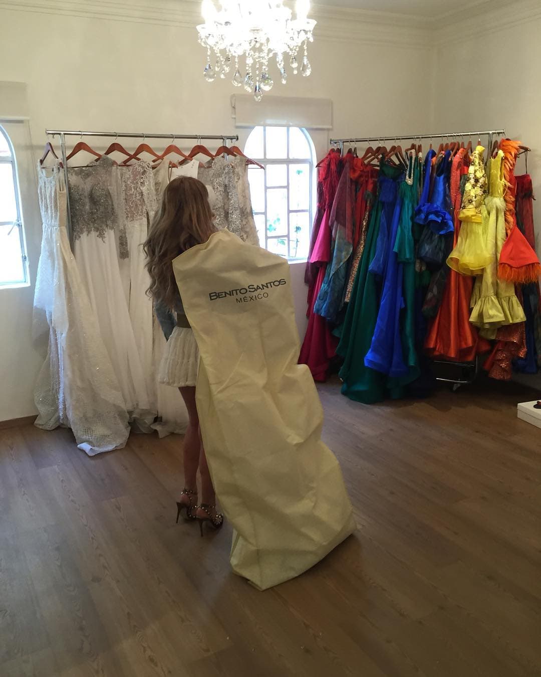 La pareja no compartió fotos de su boda de inmediato, los detalles se fueron conociendo poco a poco. Esta es la imagen de la actriz con su vestido de novia en las manos.