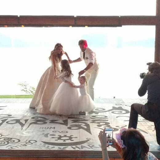 La familia completa bailando abrió la pista.