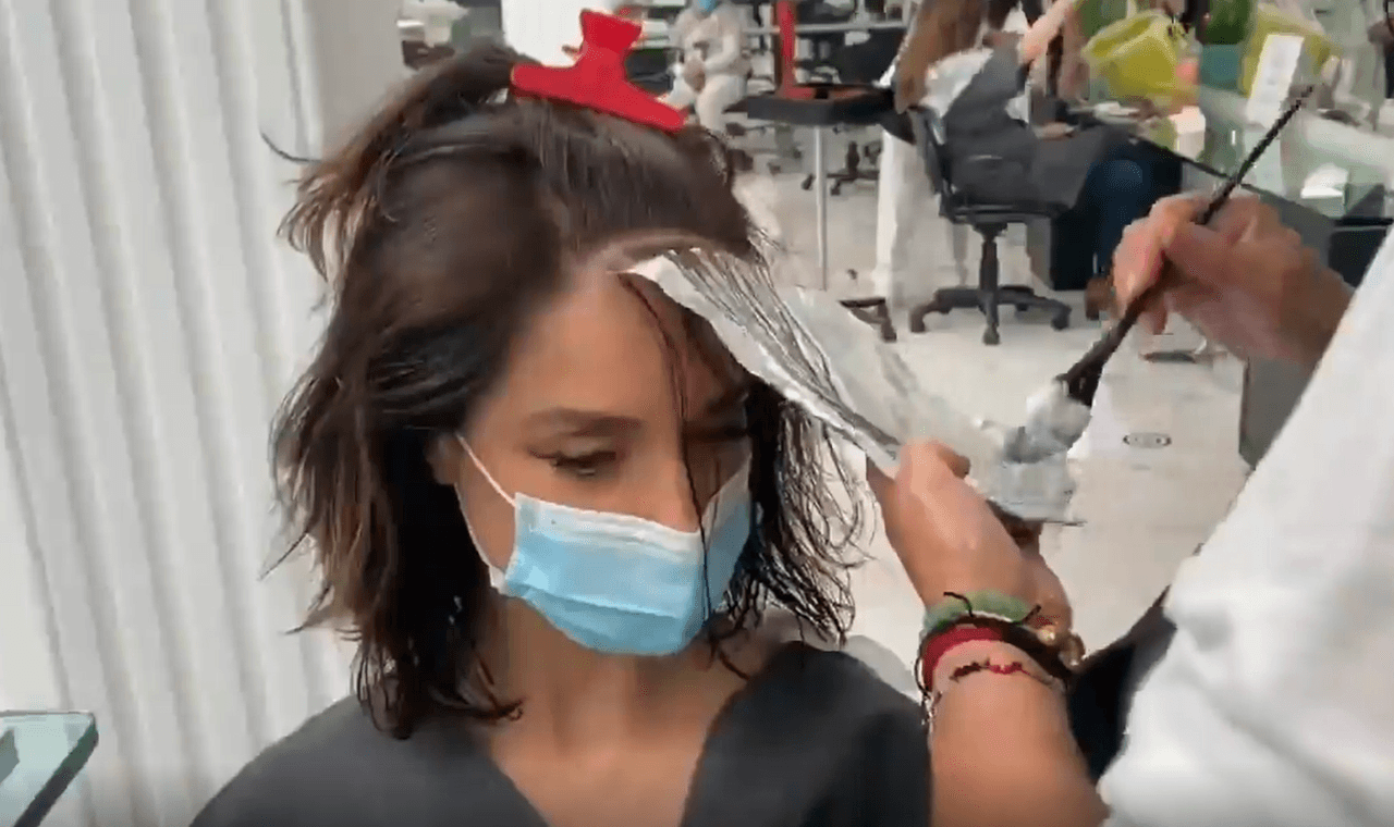 No solo fue deshacerse de una gran parte de su melena, la actriz también cambió los tonos oscuros con la que la vimos en los últimos años por uno más luminoso con destellos dorados.