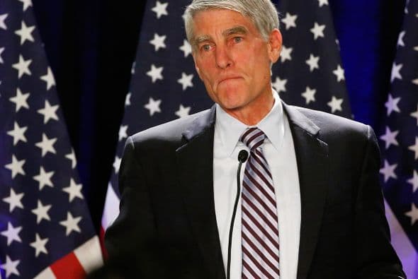 El senador demócrata por Colorado, Mark Udall, ofrece un discurso frente a sus partidarios tras haber perdido la elección frente al republicano Cory Gardner.