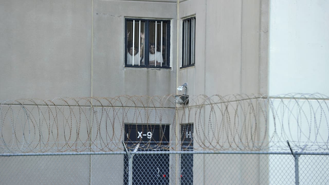 Autoridades confirman miles de nuevos casos de covid-19 en centros de detención para migrantes